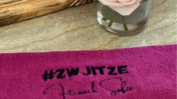 Afbeeldingen van Roze sporthanddoek "Zwjitze"